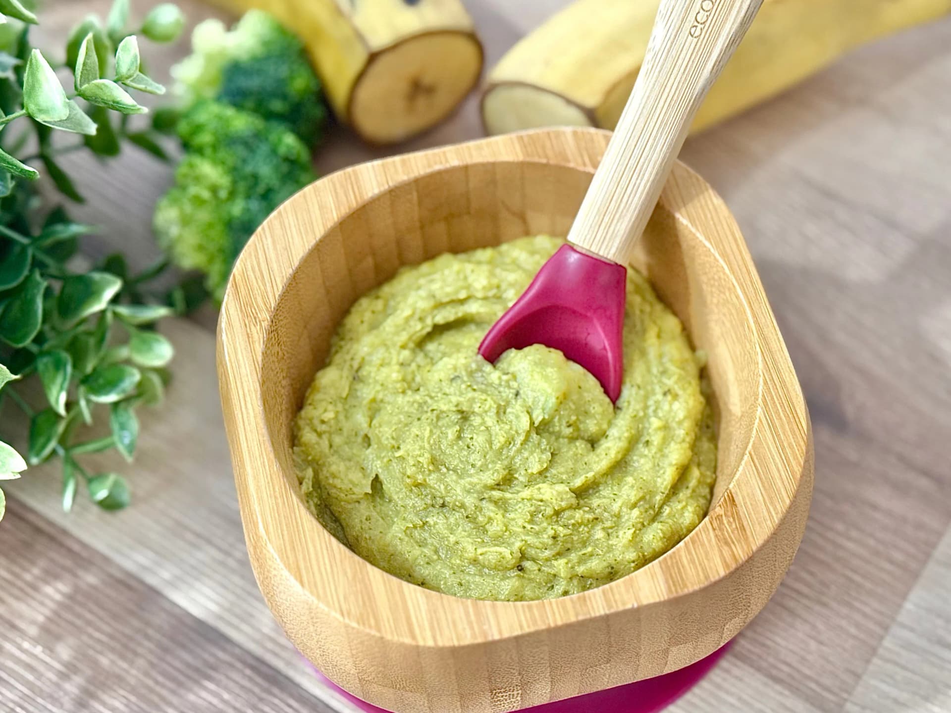 Healthy plantain and broccoli purée recipe for babies. A great meal for baby-led weaning and introducing solid foods.