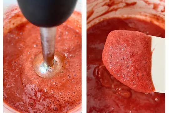 Side-by-side image showing the blending of strawberry and date puree. On the left, an immersion blender is actively mixing the red fruit mixture in a pot. On the right, a spatula shows the thick, chunky texture of the finished homemade strawberry compote. Ideal for healthy baby food or yogurt topping