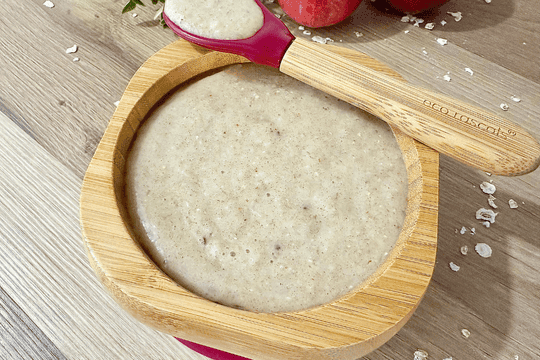 a bowl of apple oatmeal porridg