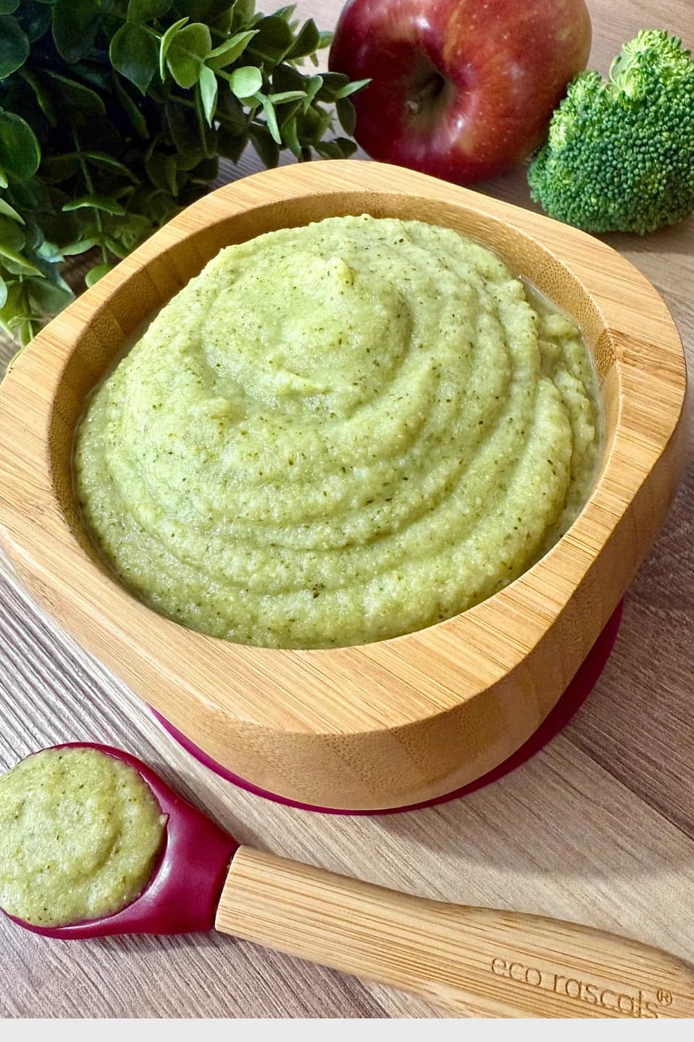Smooth apple and broccoli purée for babies.