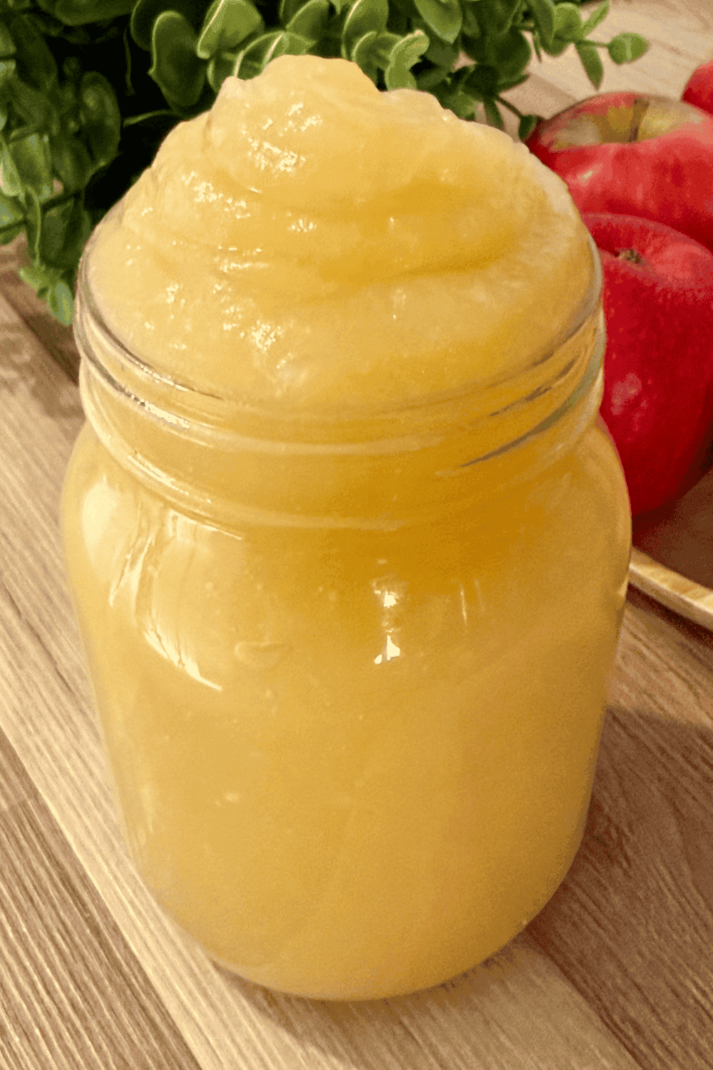 A homemade sugar-free applesauce made from fresh apples, perfect for a healthy snack or baby food