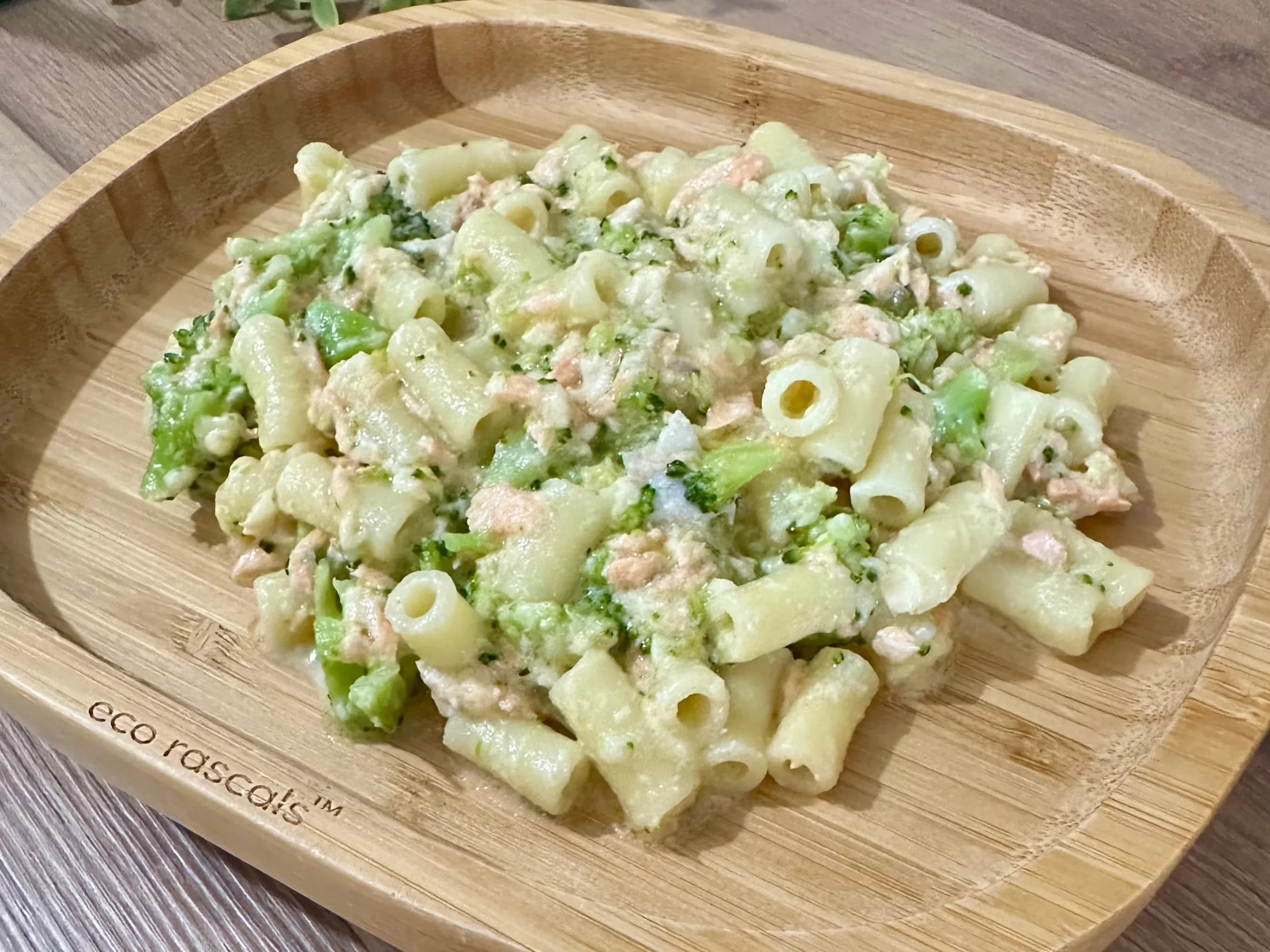 A delicious bowl of salmon broccoli mac and cheese, featuring creamy cheese sauce, tender salmon chunks, and fresh broccoli for a healthy, comforting meal.