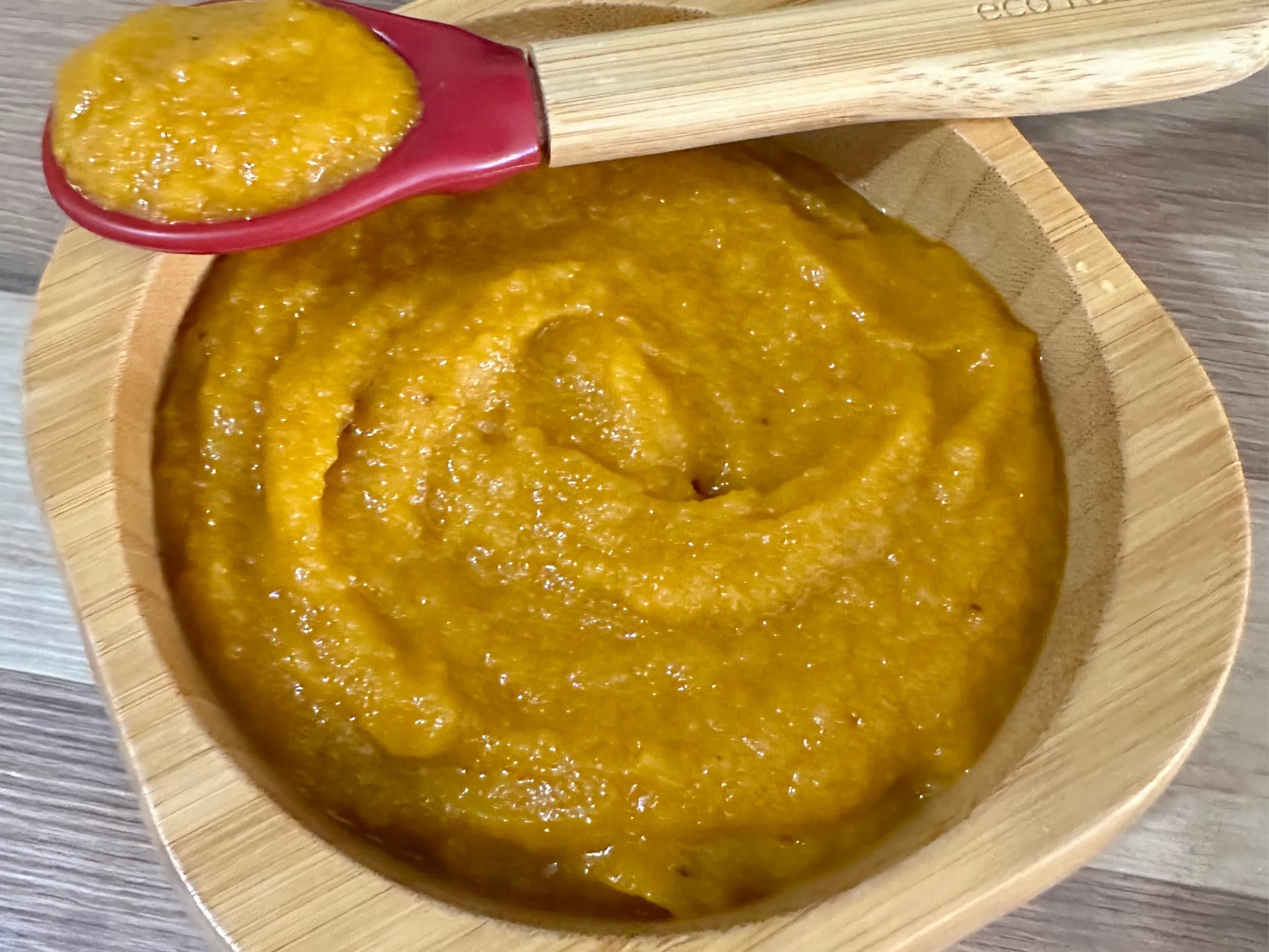 Smooth and Nutritious Banana Carrot Puree Alt Text: A bowl of creamy banana carrot puree, rich in vitamins and perfect for babies or a healthy snack.