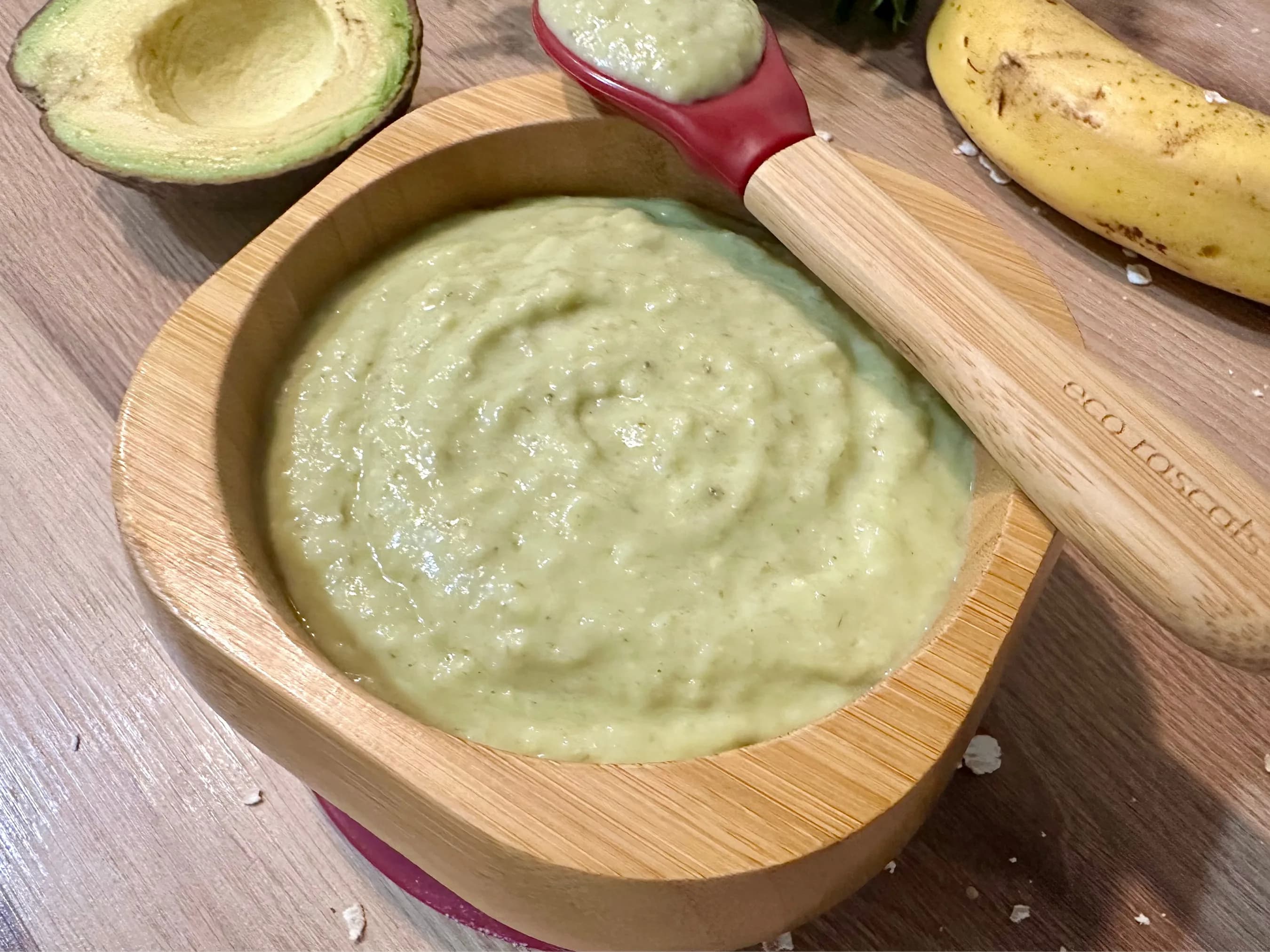 Creamy Avocado Banana Oat Porridge Alt Text: A bowl of smooth and creamy avocado banana oat porridge, topped with banana slices and a drizzle of honey. This nutrient-rich breakfast is packed with fiber, healthy fats, and natural sweetness, perfect for babies, toddlers, and adults.