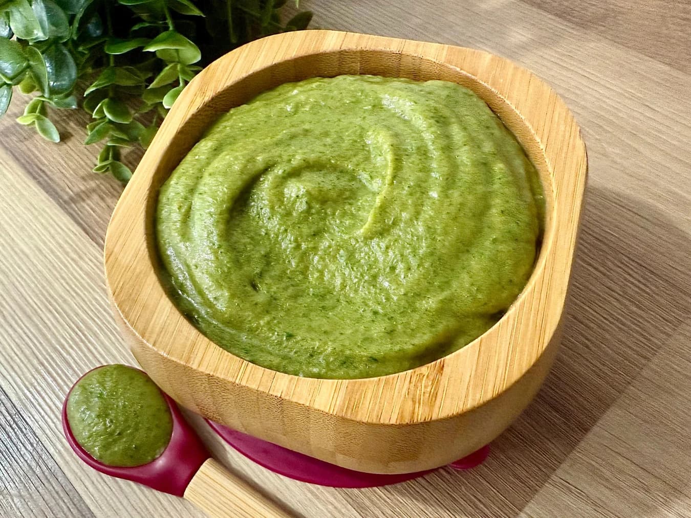A bowl of vibrant green spinach sweet potato puree, made with fresh spinach and creamy sweet potatoes. This nutrient-dense baby food is packed with vitamins, fiber, and natural sweetness, perfect for a wholesome meal.